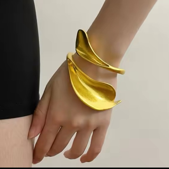 ZARA Contemporary Calla Lilly Matte Gold Statement Bangle 🌟GORGEOUS 🌟 - Picture 2 of 7